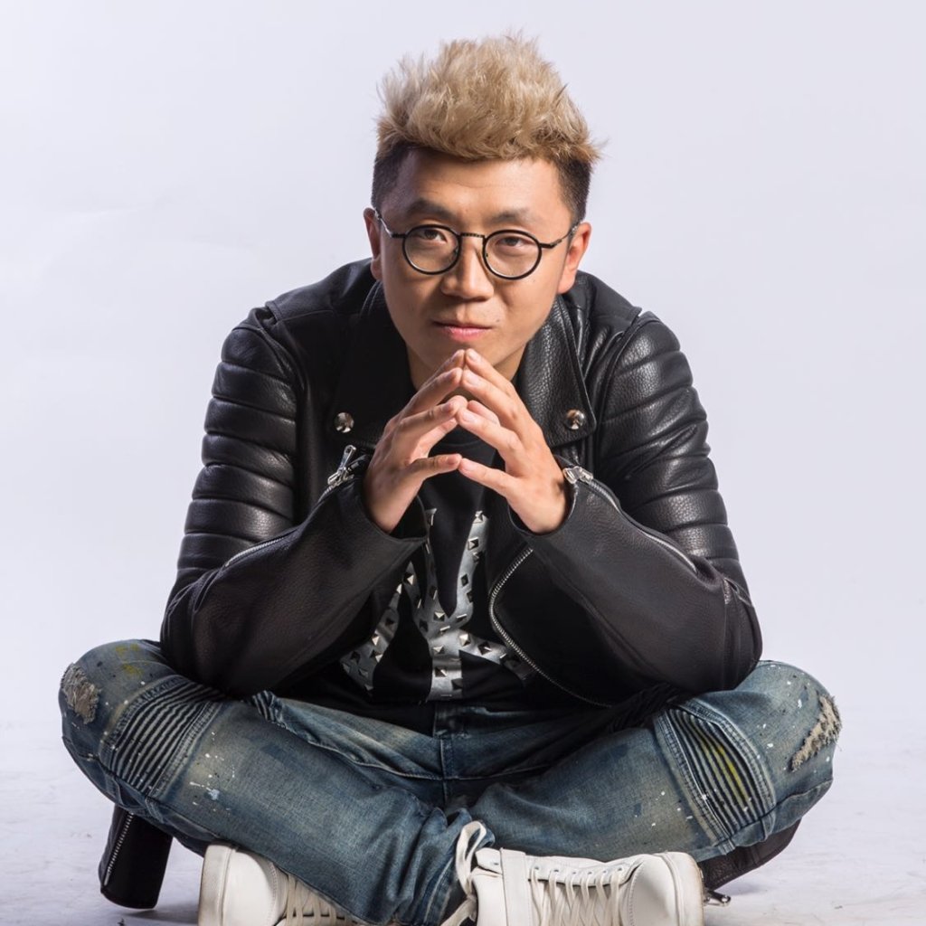 男子收藏三千秤砣最大重数百斤(组图)作者:2012-12-1111:01:36来源:中安在线.panel-overlay【ky.com】(图1)