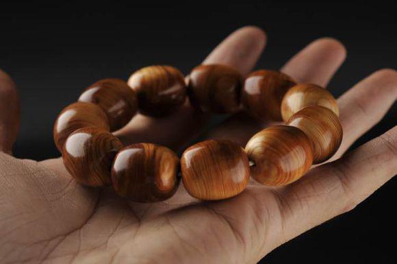 
市民在旅店停车5分钟被收300元 现在旅店已撤下收费牌并同意退款_ky com(图1)